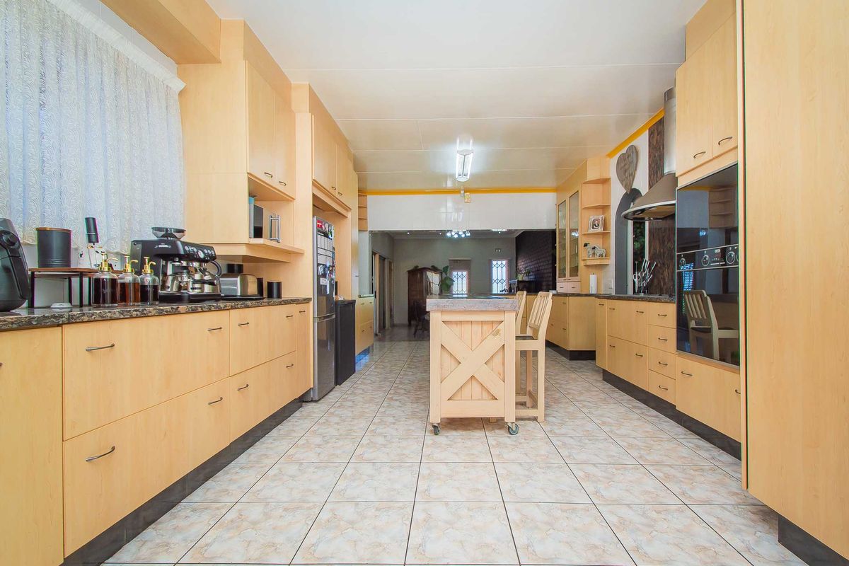 Spacious Family Home in the Heart of Noordheuwel - Photo 5