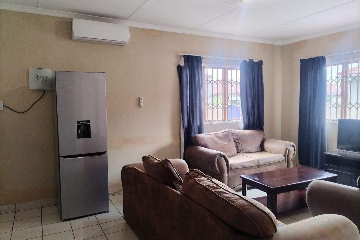 Spacious 3-Bedroom Home in Secure Complex – Ideal Family Living! - Photo 4