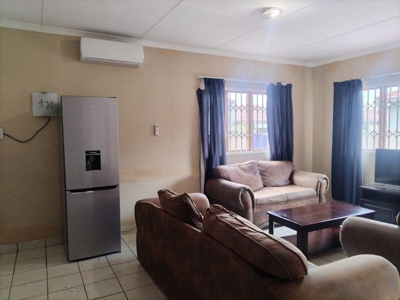 Spacious 3-Bedroom Home in Secure Complex – Ideal Family Living! - Photo 4