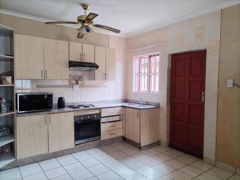 Spacious 3-Bedroom Home in Secure Complex – Ideal Family Living! - Photo 6