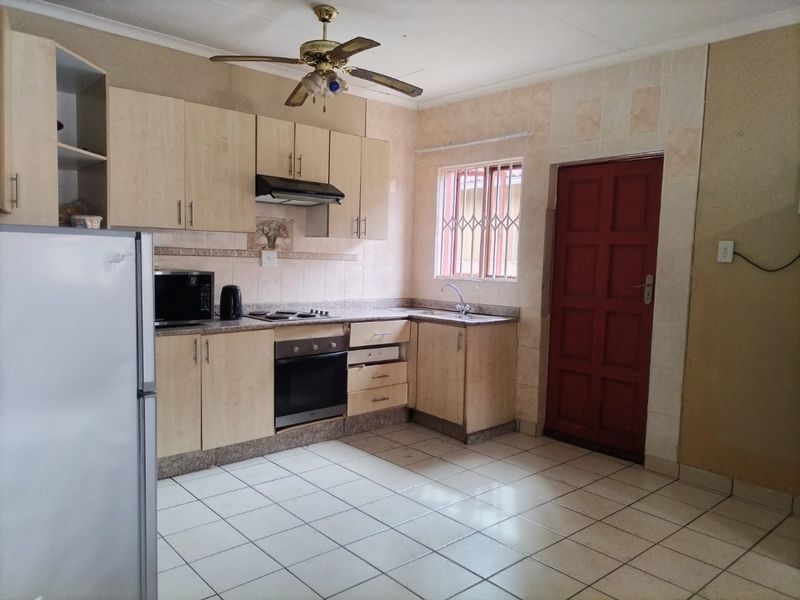 Spacious 3-Bedroom Home in Secure Complex – Ideal Family Living! - Photo 7