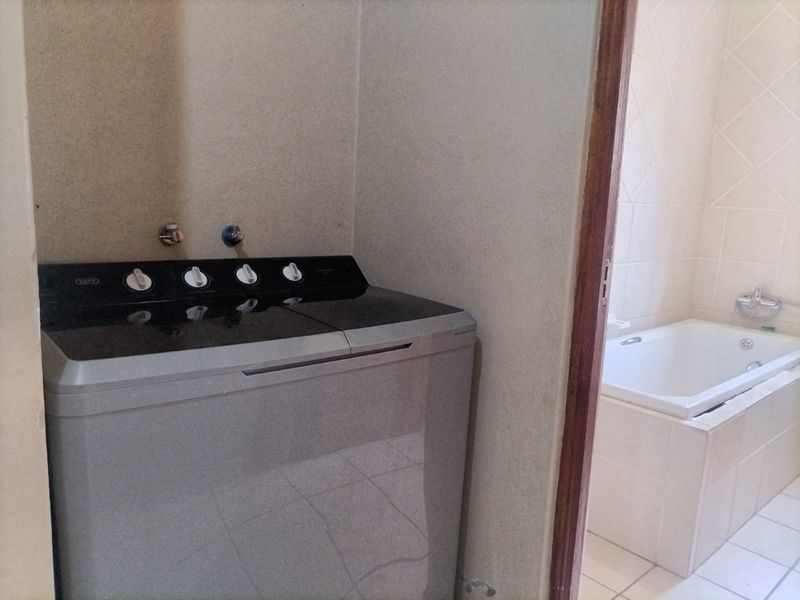 Spacious 3-Bedroom Home in Secure Complex – Ideal Family Living! - Photo 8