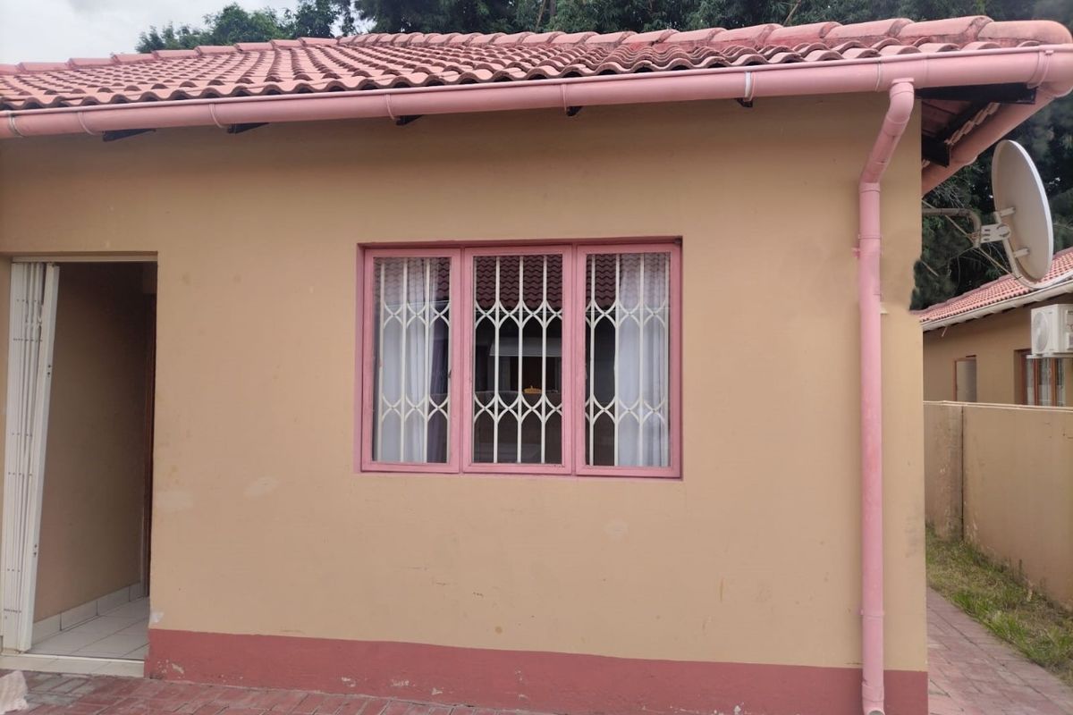 Spacious 3-Bedroom Home in Secure Complex – Ideal Family Living! - Photo 2