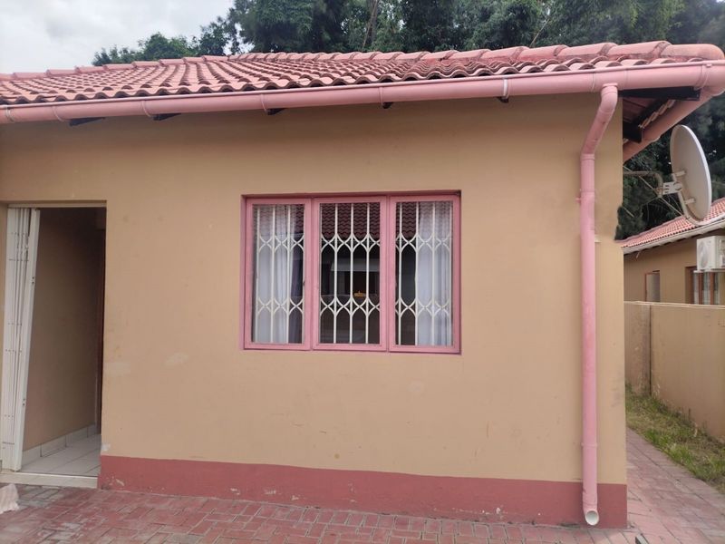 Spacious 3-Bedroom Home in Secure Complex – Ideal Family Living! - Photo 2