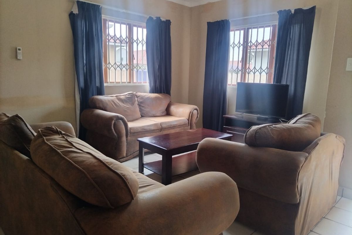 Spacious 3-Bedroom Home in Secure Complex – Ideal Family Living! - Photo 3