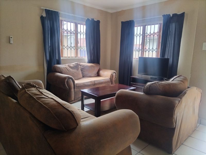 Spacious 3-Bedroom Home in Secure Complex – Ideal Family Living! - Photo 3