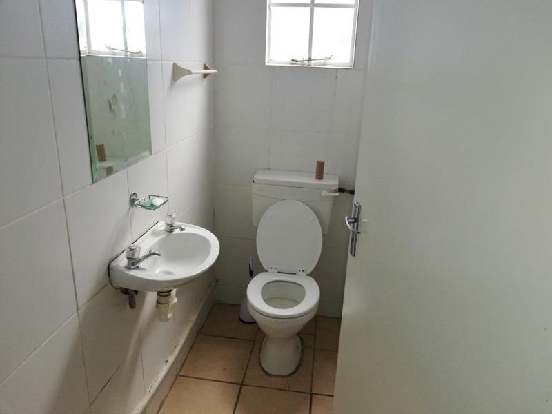 Furnished Room (no.3) To Let in Shared Accommodation – Quigney (Ladies Only) - Photo 8