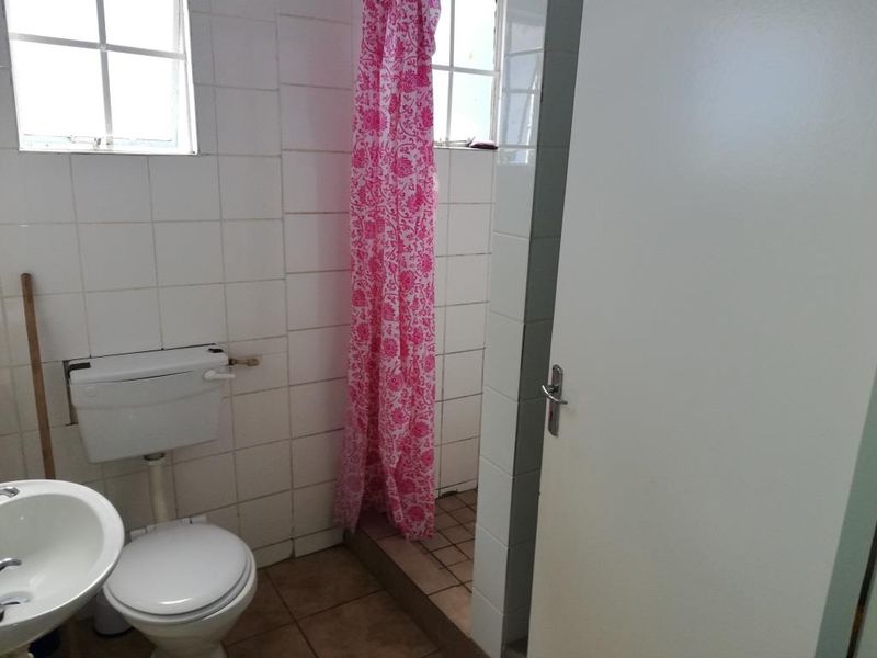 Furnished Room (no.3) To Let in Shared Accommodation – Quigney (Ladies Only) - Photo 7