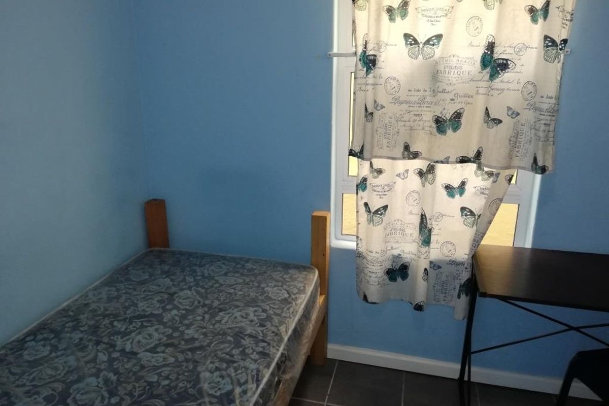 Furnished Room (no.3) To Let in Shared Accommodation – Quigney (Ladies Only) - Photo 5