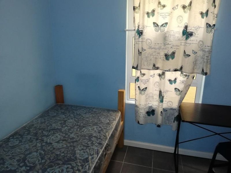 Furnished Room (no.3) To Let in Shared Accommodation – Quigney (Ladies Only) - Photo 5