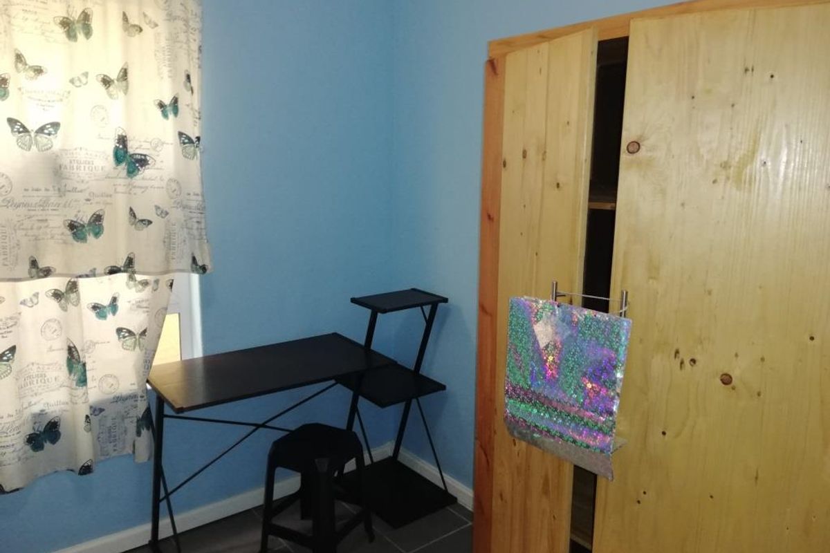 Furnished Room (no.3) To Let in Shared Accommodation – Quigney (Ladies Only) - Photo 4