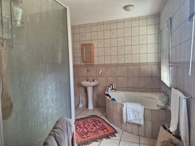 MOVE IN READY APARTMENT – IDEAL FOR YOUNG COUPLE OR BACHELOR - Photo 9