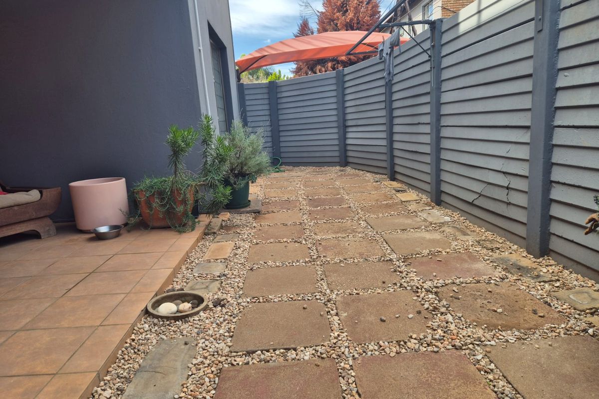 MOVE IN READY APARTMENT – IDEAL FOR YOUNG COUPLE OR BACHELOR - Photo 3