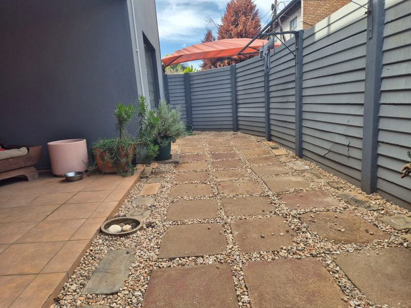 MOVE IN READY APARTMENT – IDEAL FOR YOUNG COUPLE OR BACHELOR - Photo 3