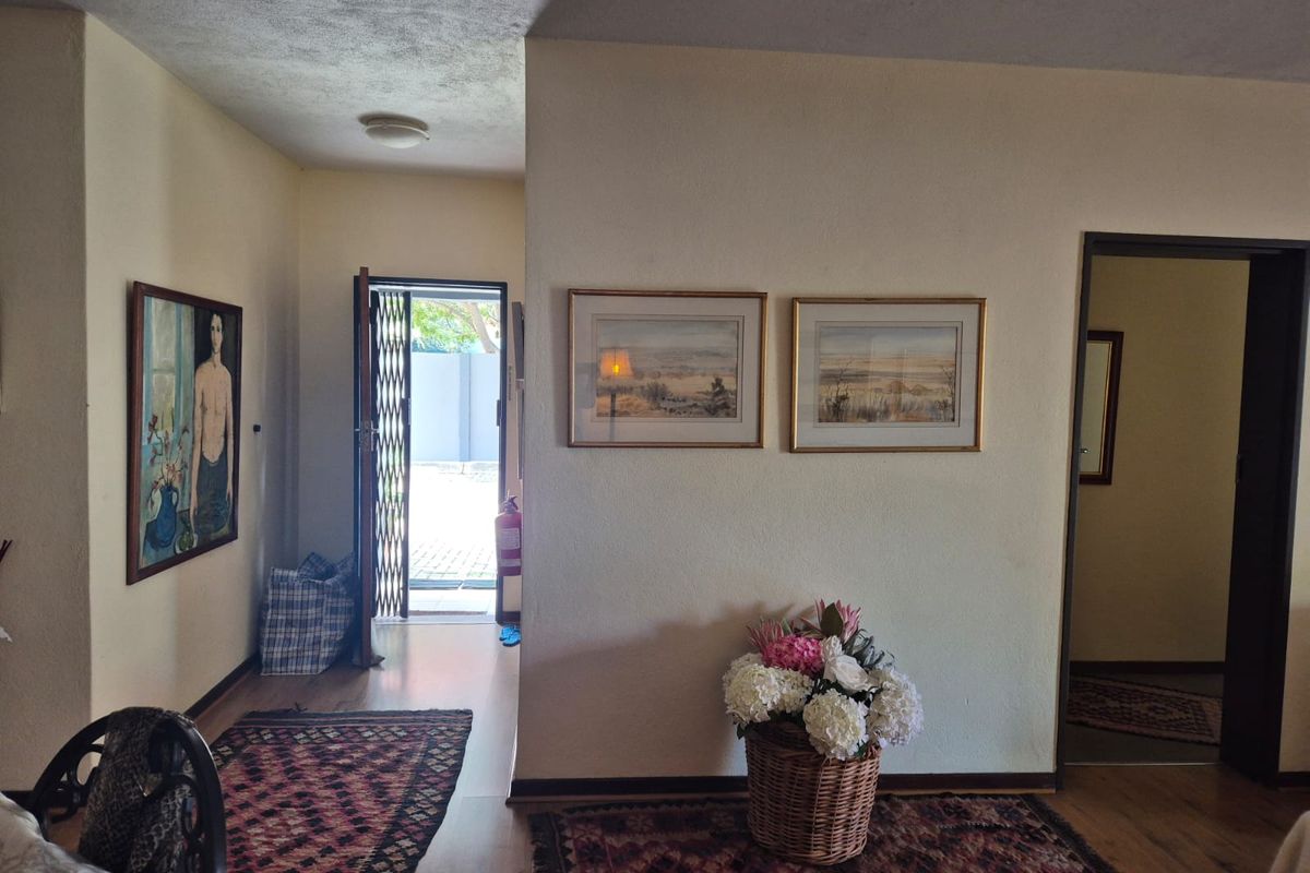 MOVE IN READY APARTMENT – IDEAL FOR YOUNG COUPLE OR BACHELOR - Photo 4