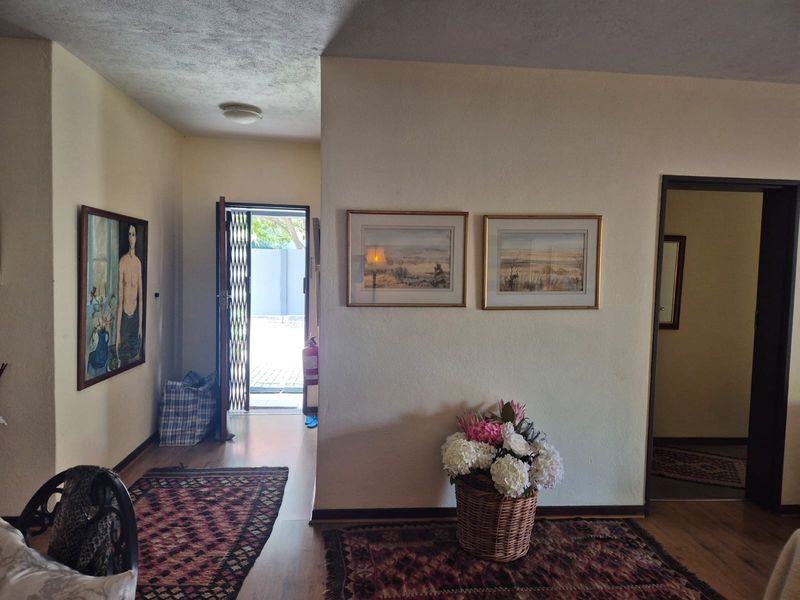 MOVE IN READY APARTMENT – IDEAL FOR YOUNG COUPLE OR BACHELOR - Photo 4