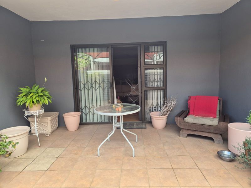 MOVE IN READY APARTMENT – IDEAL FOR YOUNG COUPLE OR BACHELOR - Photo 1