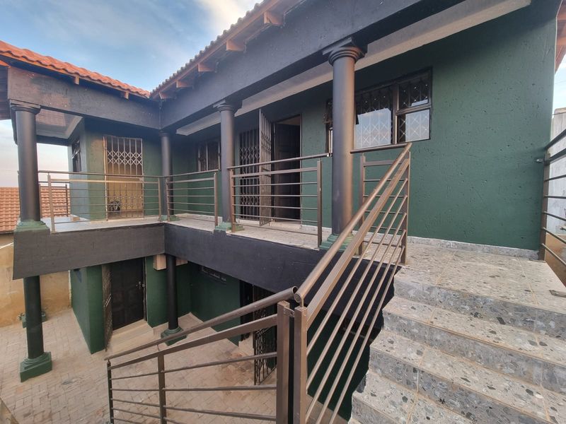 6 Single Rooms to Let in a well maintained property - Photo 9