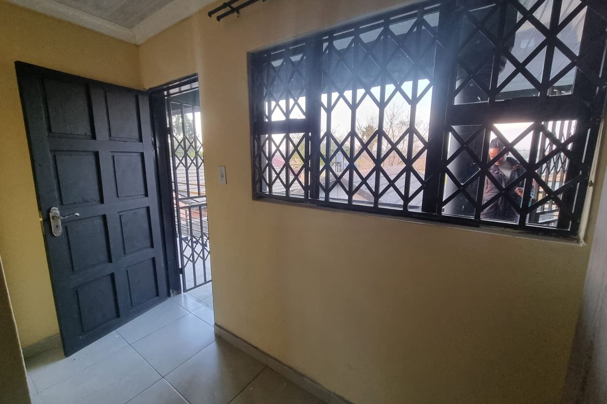 6 Single Rooms to Let in a well maintained property - Photo 2