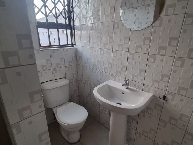 6 Single Rooms to Let in a well maintained property - Photo 4