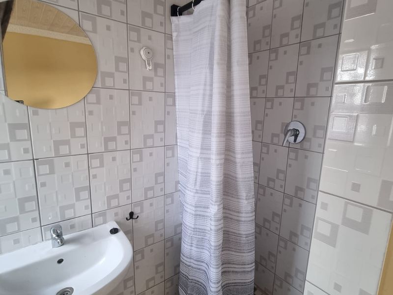 6 Single Rooms to Let in a well maintained property - Photo 4
