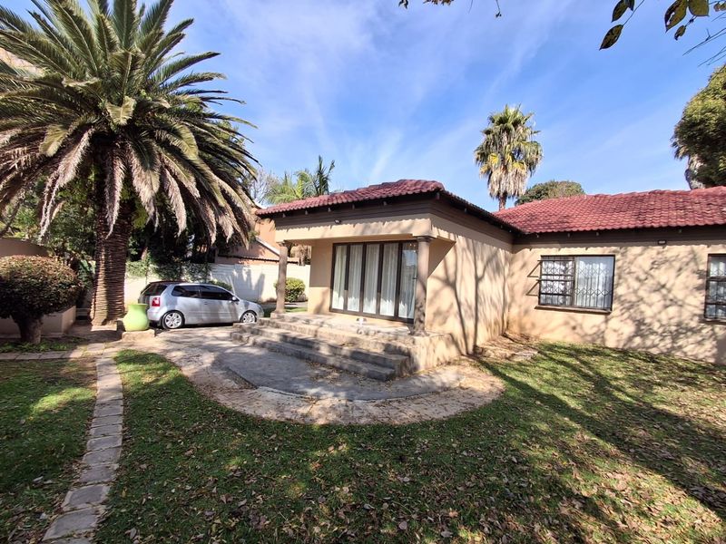 Beautifully Renovated Family Home in Strubensvallei - Move in Ready - Photo 1