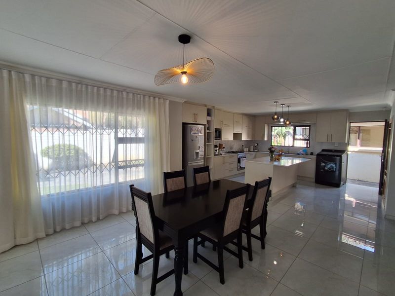 Beautifully Renovated Family Home in Strubensvallei - Move in Ready - Photo 6