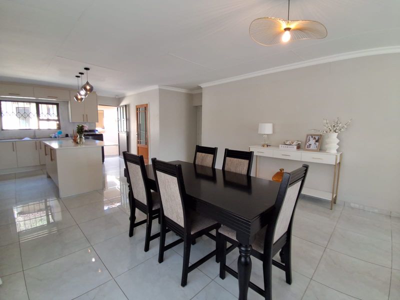 Beautifully Renovated Family Home in Strubensvallei - Move in Ready - Photo 7