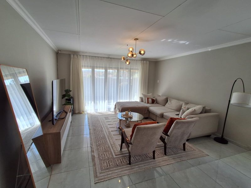 Beautifully Renovated Family Home in Strubensvallei - Move in Ready - Photo 4