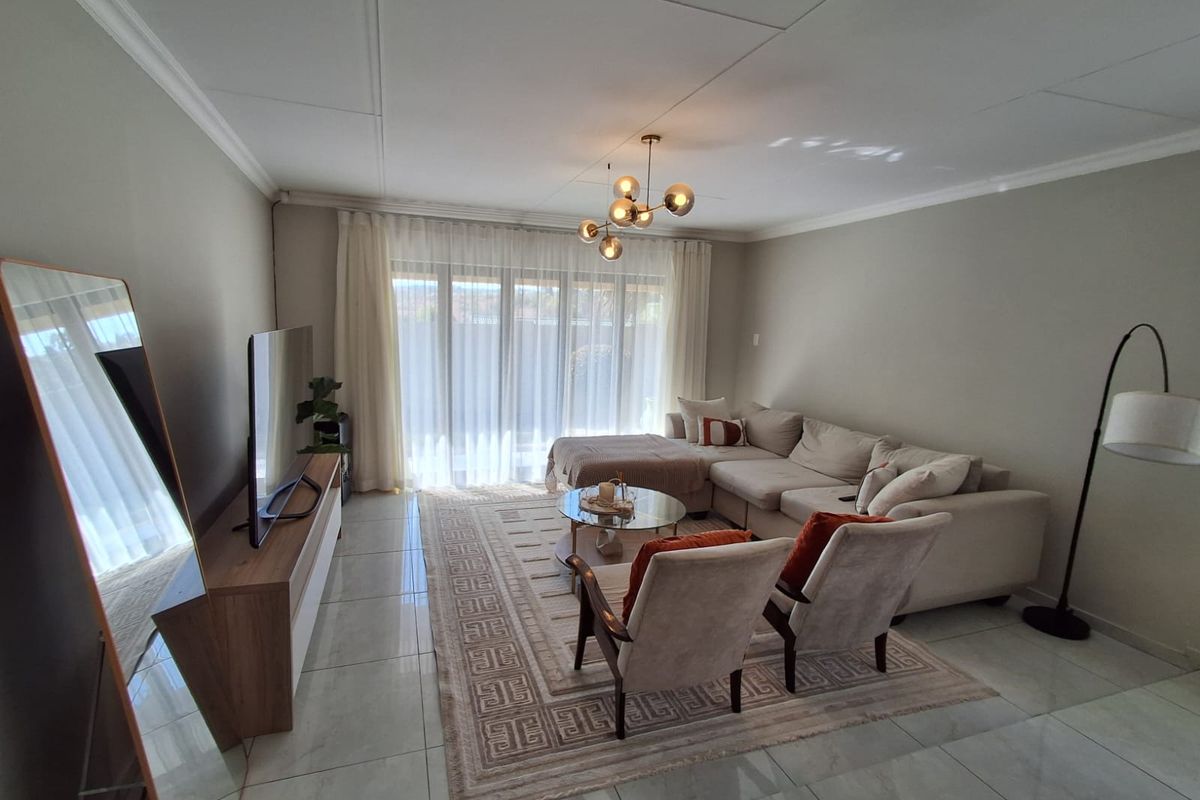 Beautifully Renovated Family Home in Strubensvallei - Move in Ready - Photo 4