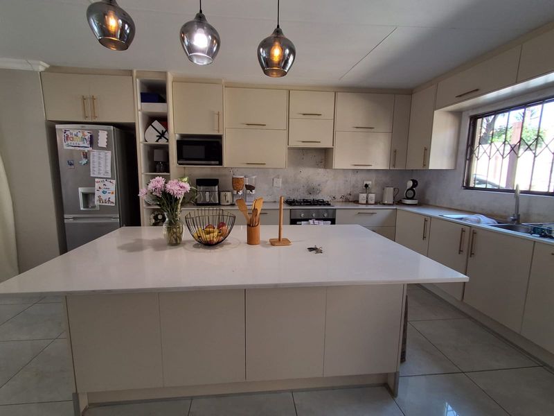 Beautifully Renovated Family Home in Strubensvallei - Move in Ready - Photo 10