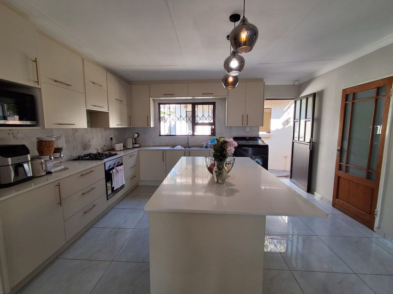 Beautifully Renovated Family Home in Strubensvallei - Move in Ready - Photo 10