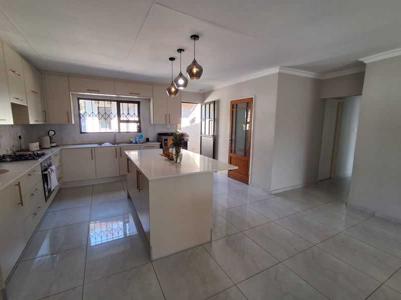 Beautifully Renovated Family Home in Strubensvallei - Move in Ready - Photo 8