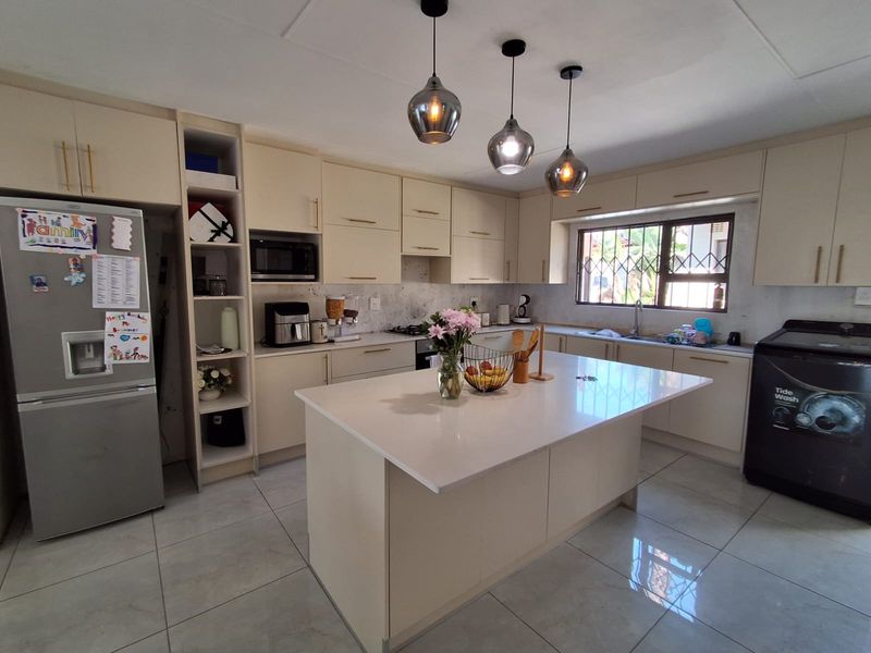Beautifully Renovated Family Home in Strubensvallei - Move in Ready - Photo 9