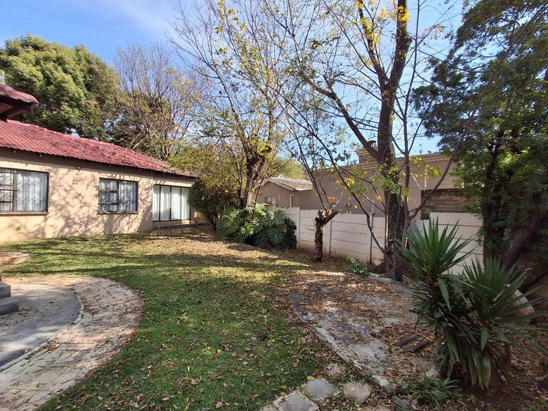 Beautifully Renovated Family Home in Strubensvallei - Move in Ready - Photo 2
