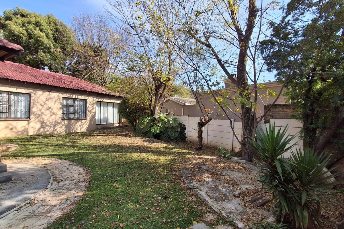 Beautifully Renovated Family Home in Strubensvallei - Move in Ready - Photo 2