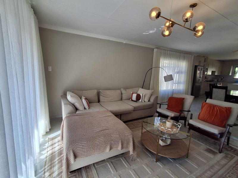 Beautifully Renovated Family Home in Strubensvallei - Move in Ready - Photo 5