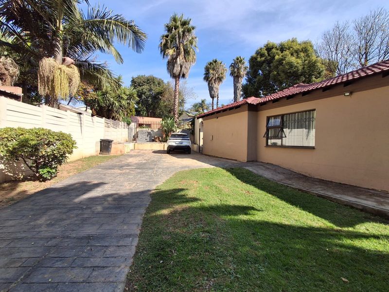 Beautifully Renovated Family Home in Strubensvallei - Move in Ready - Photo 3