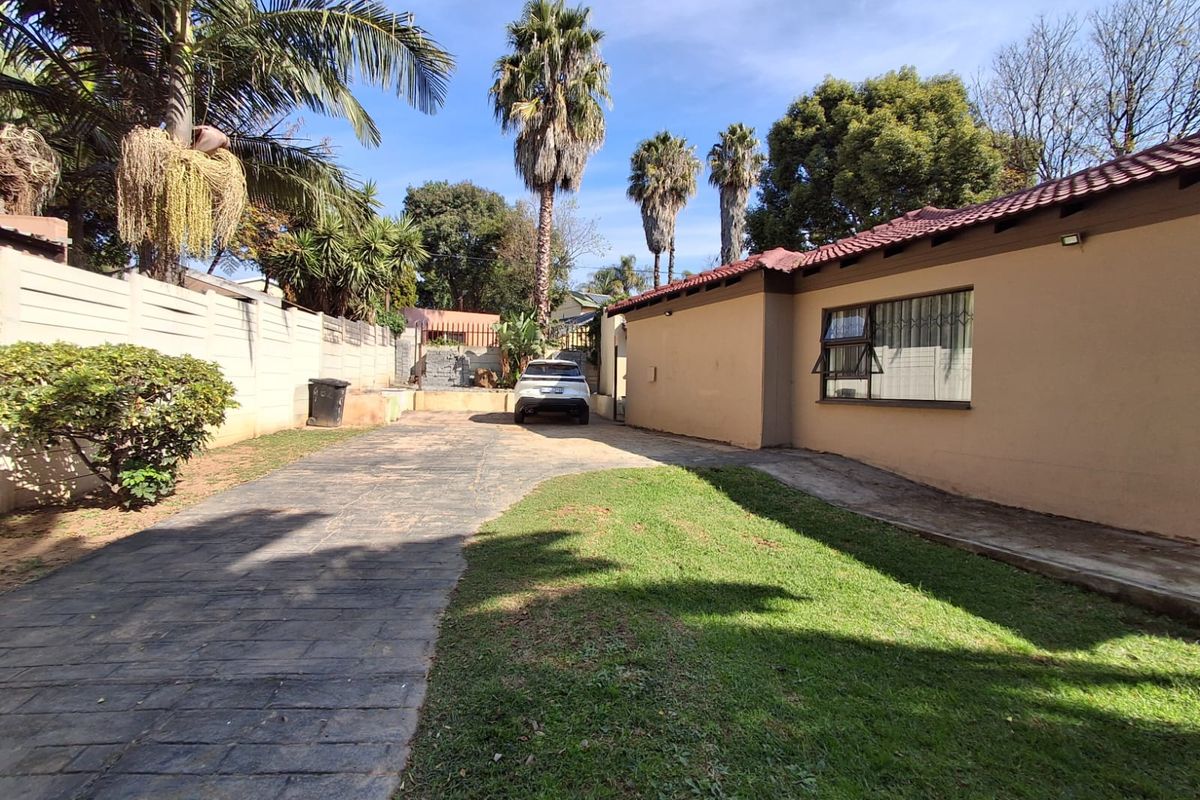 Beautifully Renovated Family Home in Strubensvallei - Move in Ready - Photo 3