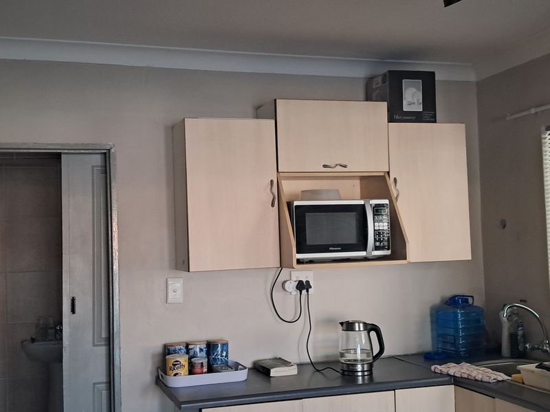 FULLY FURNSHED AND FULLY EQUIPPED GARDEN COTTAGE R6 400 PM ALL UTILITIES INCLUDED - Photo 8