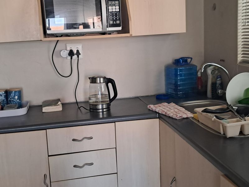 FULLY FURNSHED AND FULLY EQUIPPED GARDEN COTTAGE R6 400 PM ALL UTILITIES INCLUDED - Photo 6