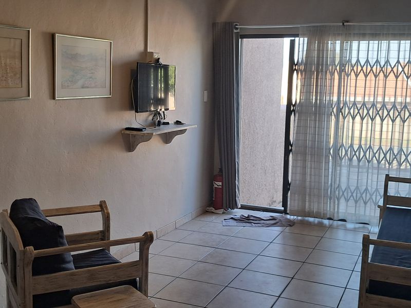 FULLY FURNSHED AND FULLY EQUIPPED GARDEN COTTAGE R6 400 PM ALL UTILITIES INCLUDED - Photo 1