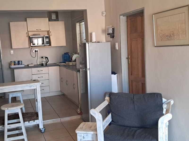 FULLY FURNSHED AND FULLY EQUIPPED GARDEN COTTAGE R6 400 PM ALL UTILITIES INCLUDED - Photo 2