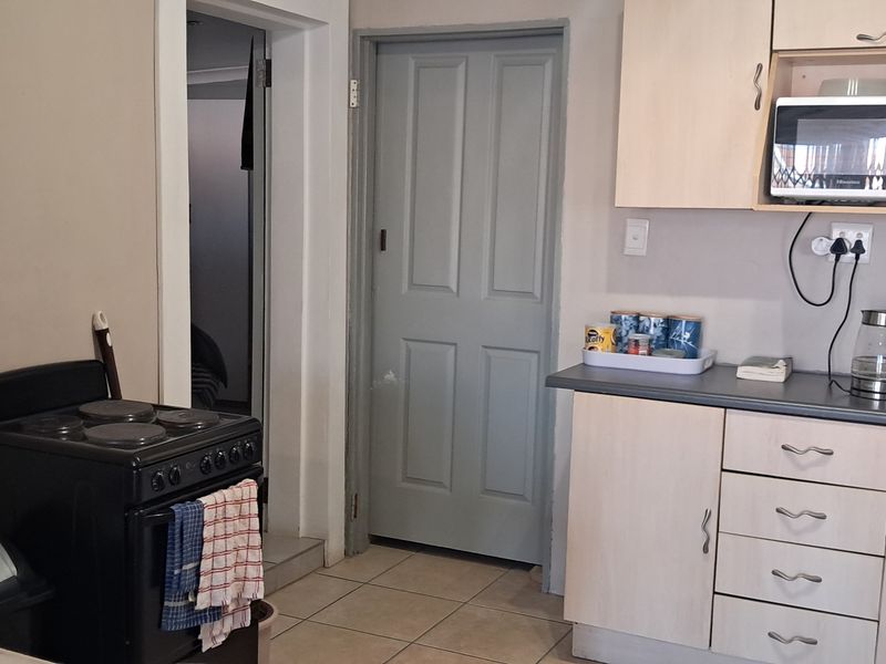 FULLY FURNSHED AND FULLY EQUIPPED GARDEN COTTAGE R6 400 PM ALL UTILITIES INCLUDED - Photo 5