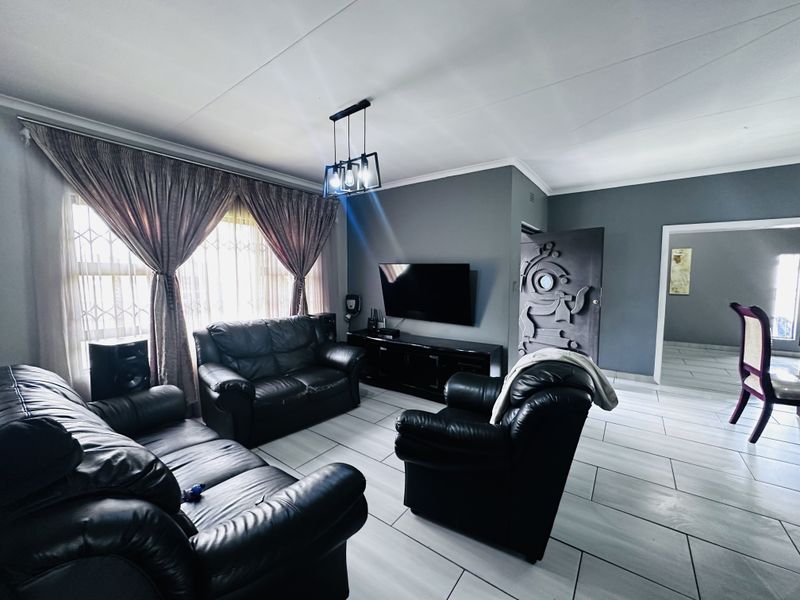 Modern Family Home in a Secure Enclosure – Sharon Park Ext 1 – Spacious Stand with Future Potential - Photo 3