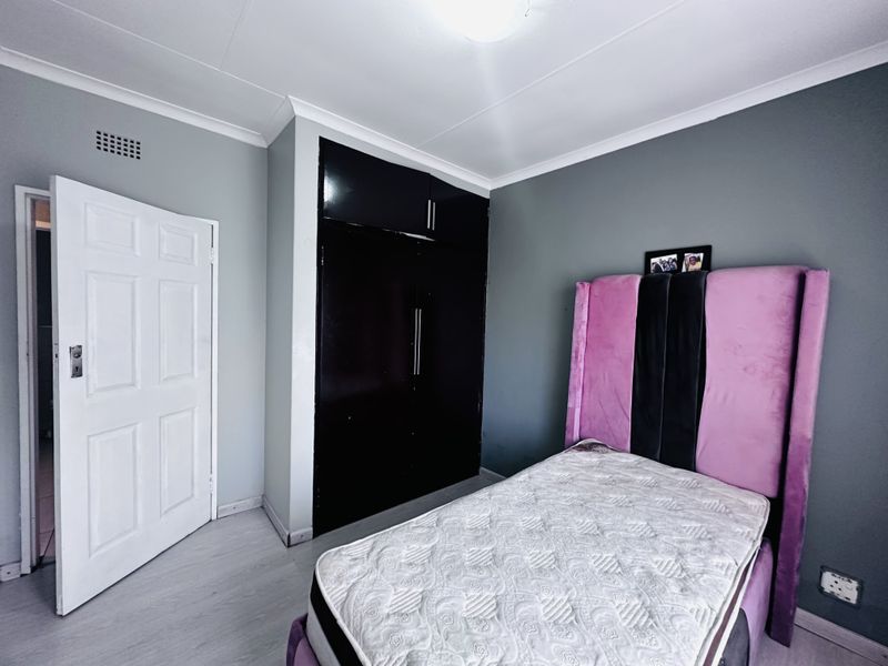 Modern Family Home in a Secure Enclosure – Sharon Park Ext 1 – Spacious Stand with Future Potential - Photo 9