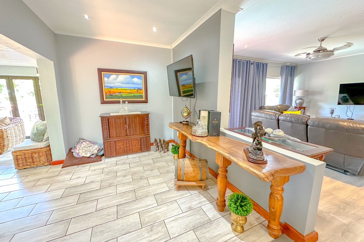 **Immaculate Property in Mtunzini with Main House & Garden Cottage** - Photo 4