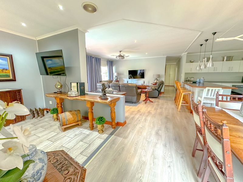 **Immaculate Property in Mtunzini with Main House & Garden Cottage** - Photo 1