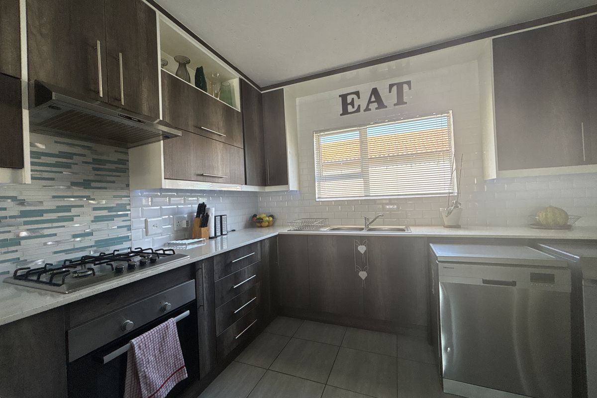 Investor Opportunity in Secure Morehill – Spacious 3 Bedroom Townhouse - Photo 4