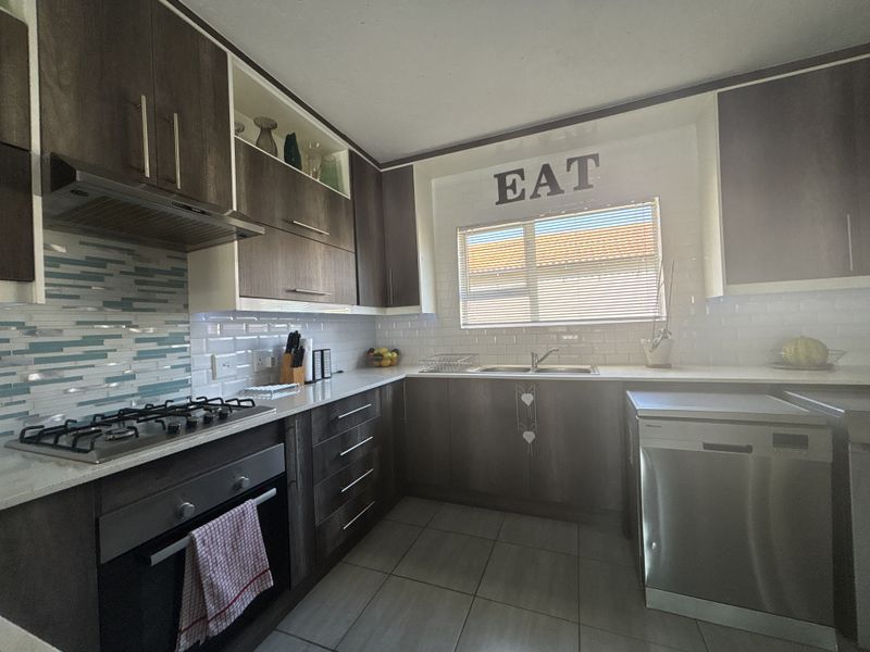 Investor Opportunity in Secure Morehill – Spacious 3 Bedroom Townhouse - Photo 4